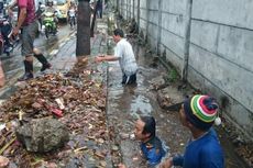 Pasukan Biru Bersihkan Sampah yang Jadi Penyebab Banjir di Jalan DI Panjaitan
