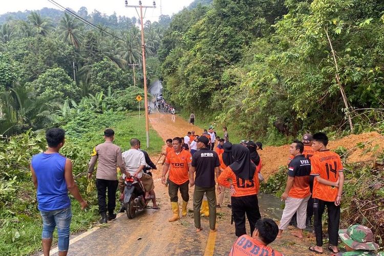 Akibat tanah longsor yang terjadi dini hari tadi, membuat akses jalan jalan Desa Matak menuju pelabuhan Matak Kecil, Kecamatan Palmatak, Kabupaten Kepulauan Anambas putus.