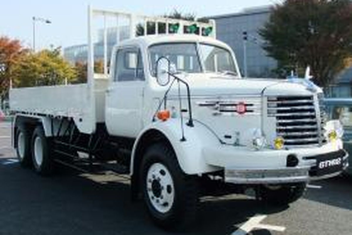 UD Trucks, ketika masih bernama Nissan Diesel, pada 1958 berfokus pada truk 6TW, sebuah truk pengangkut berkapasitas 10,5 ton yang menggunakan 6 selinder, mesin diesel UD6 yang berkekuatan 230 tenaga kuda. Truk itu menjadi andalan dalam pembangunan infrastruktur besar di Jepang pada masa itu.