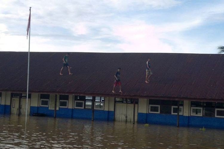 Banjir yang merendam tujuh desa di wilayah perbatasan Kecamatan Sembakung. Di wilayah perbatasan yang sering menjadi langganan banjir kiriman dari Malaysia tersebut, pemerintah Daerah Nunukan justru tidak membentuk UPT BPBD.