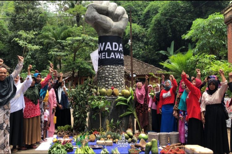 Masyarakat Desa Wadas Kabupaten Purworejo yang tergabung dalam Gerakan Masyarakat Peduli Alam Desa Wadas (Gempadewa) menggelar peringatan satu tahun tragedi penangkapan warga oleh aparat.  Peringatan ini bertajuk Menolak Lupa Represi dan Kedzaliman Negara ini digelar di Desa Wadas bersama para pejuang Solidaritas Wadas dari berbagai kota. Peringatan berlangsung mulai Rabu (8/2/2023) hingga Jumat (10/2/2023). 