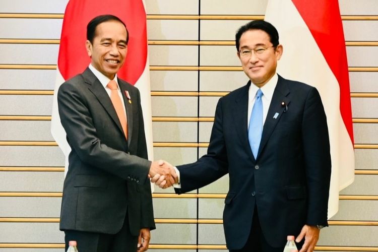 Presiden Joko Widodo melakukan pertemuan bilateral dengan Perdana Menteri Fumio Kishida di Kantor Perdana Menteri Jepang, Tokyo, Rabu (27/7/2022). Baru-baru ini Kishida menyatakan siap bertemu dengan Kim Jong Un di tengah kekhawatiran akan uji coba nuklir terbari negara itu.