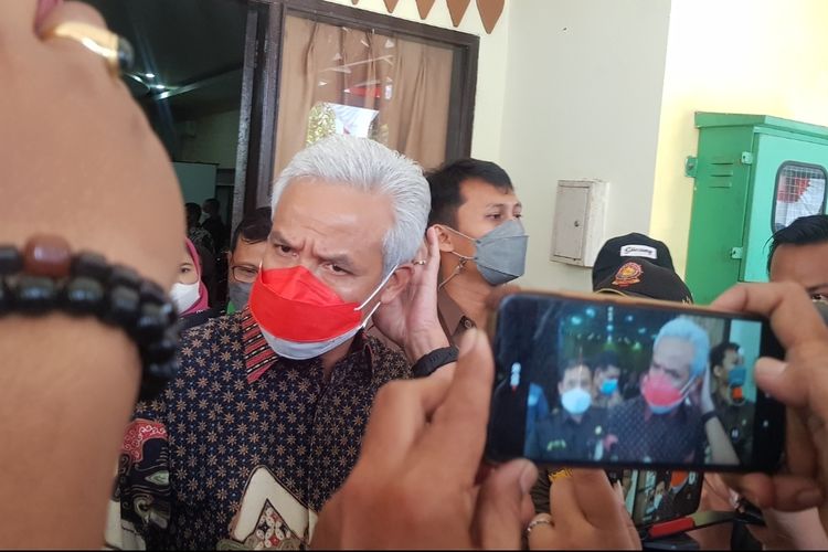 Ganjar Pranowo saat berkunjung ke Pemalang usai OTT Bupati Pemalang oleh KPK 
