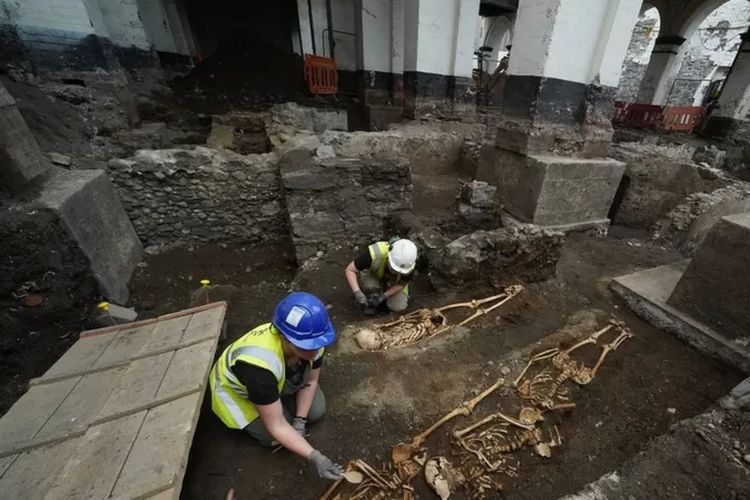 Para arkeolog memeriksa sisa-sisa kerangka di situs Biara St Mary dari abad pertengahan.