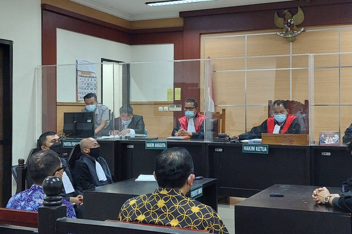 Eks Direktur Utama Garuda Indonesia I Gusti Ngurah Askhara Danadiputra alias Ari Askhara (berbaju batik kuning hitam) saat menjalani agenda sidang pembacaan putusan di Ruang 4, Pengadilan Negeri (PN) Tangerang, Kota Tangerang, Senin (14/6/2021) sore.