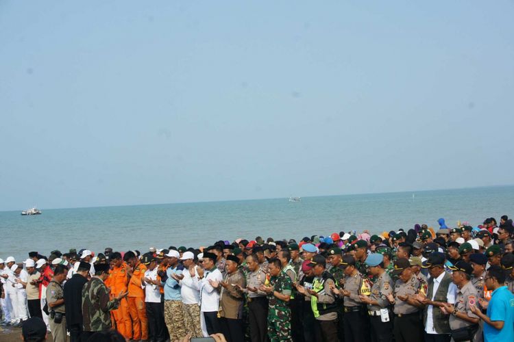 Masyarakat, tokoh agama, TNI/Polri, dan unsur lainnya melangsungkan shalat gaib dan doa bersama agar proses evakuasi korban dan pesawat Lion Air PK-LQP nomor penerbangan JT 610 rute Jakarta-Pangkal Pinang berjalan lancar, di posko banyangan evakuasi di Pantai Tanjungpakis, Karawang, Rabu (31/10/2018).