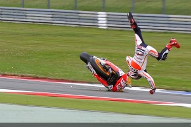 Pebalap Honda asal Spanyol, Marc Marquez terlempar dari motornya saat menjalani sesi latihan bebas ketiga GP Belanda, di Sirkuit Assen, Jumat (28/6/2013).