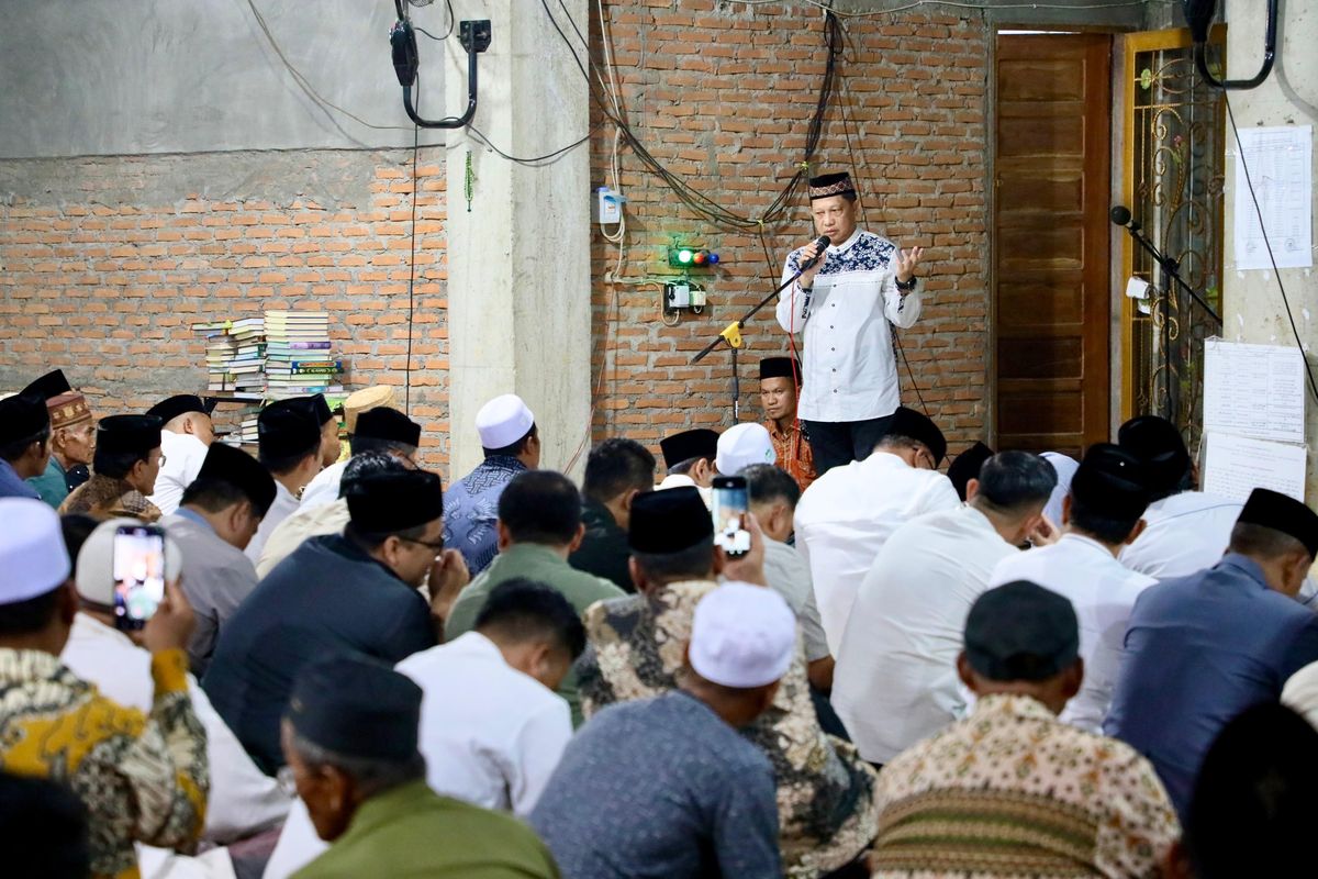 Menteri Dalam Negeri (Mendagri) sekaligus Ketua Satuan Tugas (Kasatgas) Percepatan Rehabilitasi dan Rekonstruksi (PRR) Pascabencana Wilayah Sumatera Muhammad Tito Karnavian seusai shalat tarawih berjemaah bersama masyarakat Aceh Tamiang di Masjid Darussalam Kampung Simpang Empat, Kecamatan Karang Baru, Kabupaten Aceh Tamiang, Aceh, Kamis (19/2/2026).