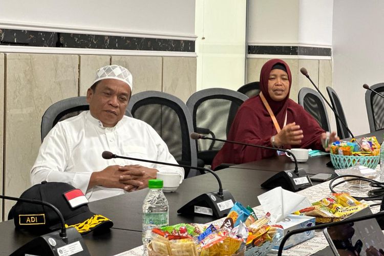 Atikah (jilbab merah), perekam video viral jemaah haji embarkasi Makassar 14 (UPG 14) telantar di Madinah, meminta maaf. 
