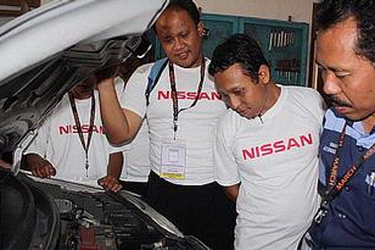 Para guru SMK mengamati teknologi pada mesin Nissan