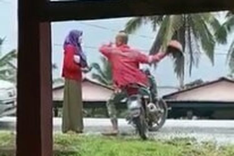 Sebuah video yang memperlihatkan seorang pria memukul istrinya sendiri menggunakan helm di Gua Musang, Kelantan, Malaysia viral di media sosial ?Negeri Jiran? baru-baru ini.