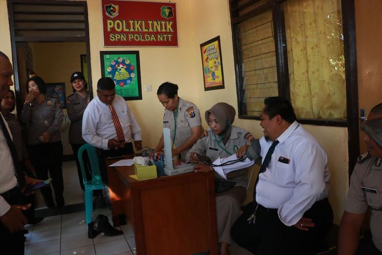 PHOTO:Sejumlah polisi di Polda NTT sedang diperiksa kesehatan dalam program pengendalian Indeks Masa Tubuh (IMT)
