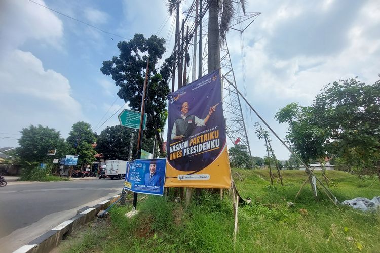 Sejumlah spanduk partai politik yang masih terpampang di beberapa titik di Jalan Boulevard Grand Depok City (GDC), Sukmajaya, Depok, Jawa Barat, pada Rabu (5/7/2023).