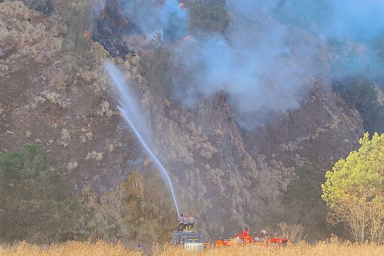 Kebakaran Bromo Padam, Tersisa Asap Tipis