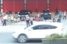 Puluhan Warga Kupang Tunggu Kedatangan Jokowi di Depan Hotel