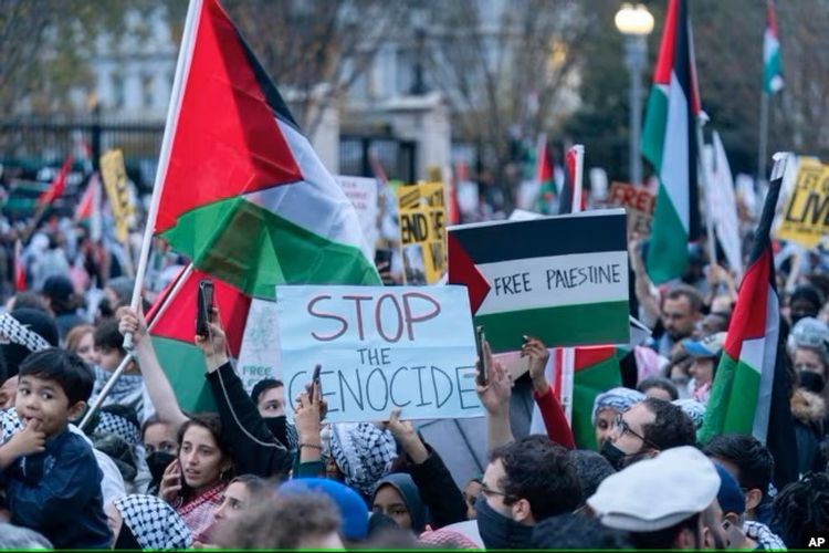 Aksi protes di luar Gedung Putih saat demonstrasi pro-Palestina mendesak Pemerintah AS mengupayakan gencatan senjata di Gaza, dalam protes di Washington DC, Sabtu, 4 November 2023. 