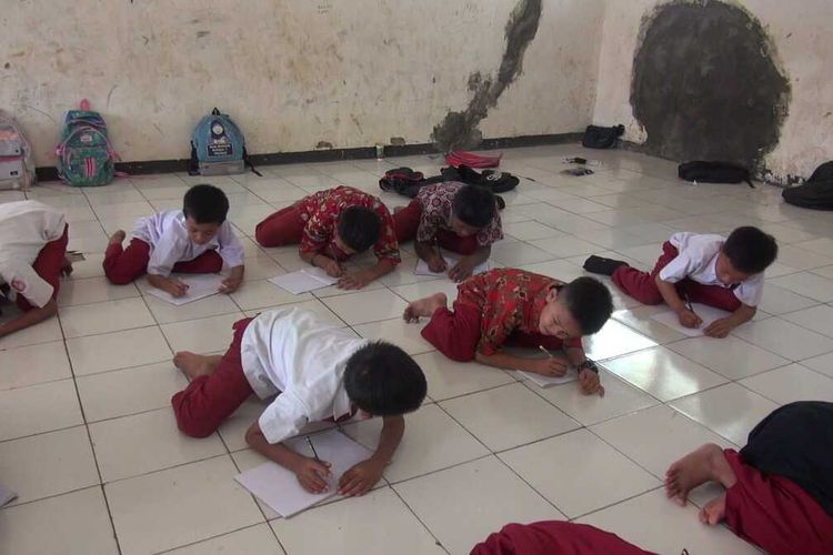 Siswa kelas 4, 5, dan 6 4, 5, dan 6 SDN Banjarsari, Kecamatan Cijambe, Kabupaten Subang, Jawa Barat, terpaksa belajar tanpa meja dan kursi, Rabu (3/8/2022).