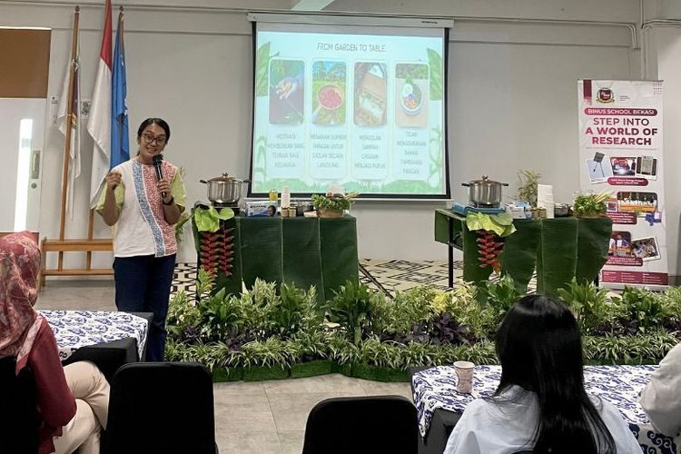 Manager Seniman Pangan Corazon Nikijuluw mengedukasi para orangtua untuk melihat proses pangan sebagai laboratorium sederhana. 