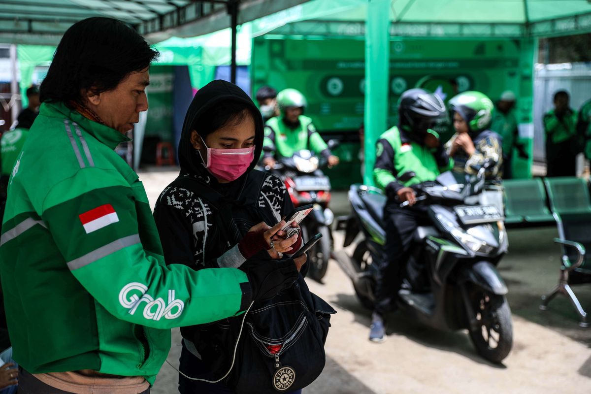 Pengemudi ojek online dengan penumpangnya berada di Kawasan Stasiun Sudirman, Jakarat Pusat, Rabu (11/3/2020). Kementerian Perhubungan (Kemenhub) resmi menaikan tarif ojek online untuk zona 2 atau wilayah Jabodetabek pada 16 Maret 2020. Kemenhub memutuskan untuk menaikan tarif batas bawah (TBB) ojol sebesar Rp 250 per kilometer (km) menjadi Rp 2.250 per km, dari sebelumnya Rp 2.000 per km.