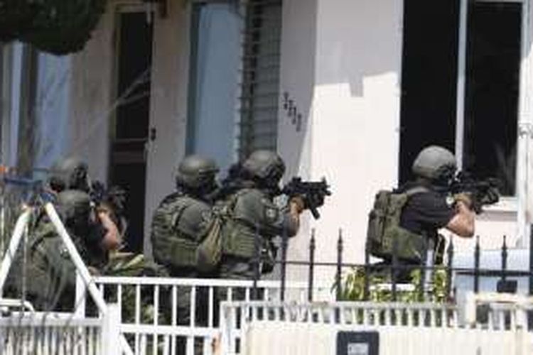 Polisi San Diego bersiap memasuki rumah tersangka penembakan di kota itu (29/7/2016)