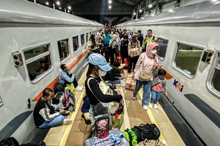 Terimbas Kereta Anjlok di Bandung Barat, Ratusan Penumpang KA Serayu Naik Bus Padalarang - Jakarta