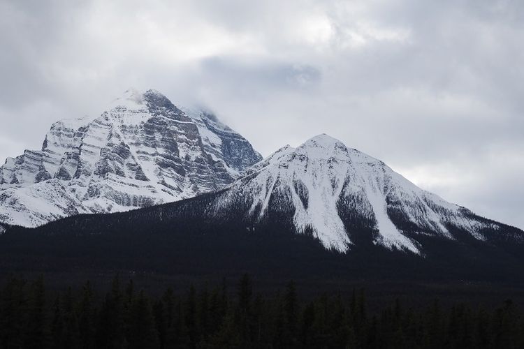 Pemandangan puncak pegunungan di Taman Nasional Banff di Alberta, Kanada.