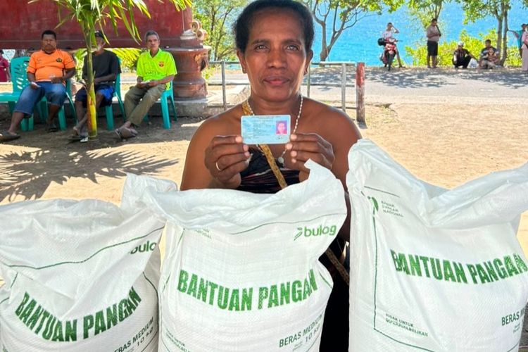 Kala Bantuan Beras 30 Kilogram Membuka Jalan Anak di Alor Tetap Sekolah..
