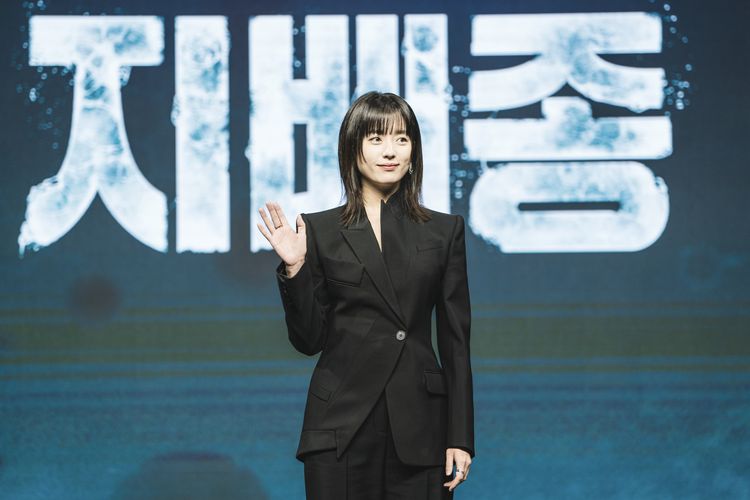 Aktris Han Hyo Joo dalam konferensi pers virtual perilisan drama dan Blood Free di Korea Selatan, Senin (8/4/2024).