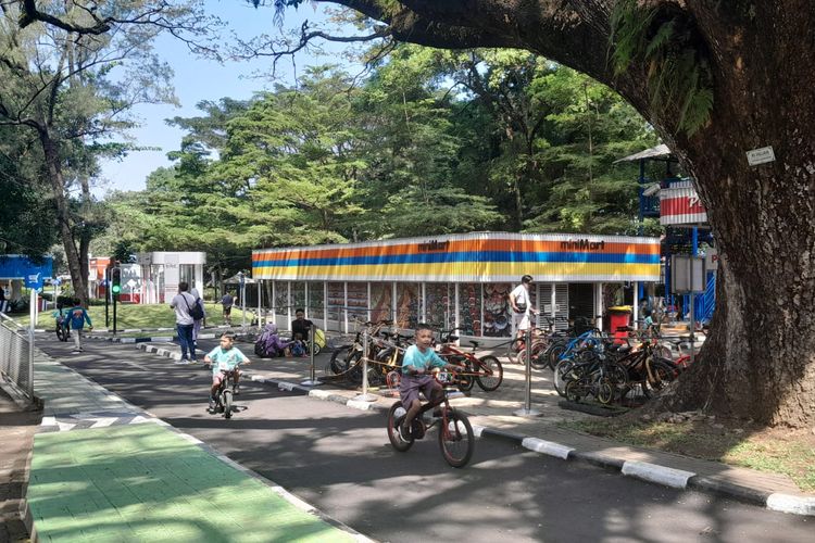 Arena bermain sepeda mini yang ramai oleh anak-anak di Taman Lalu Lintas pada hari Kamis (20/6/2024)