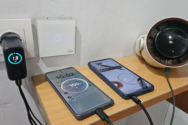 Anker Smart Display B121B digunakan untuk mengisi ulang daya dua smartphone dan satu kipasmini