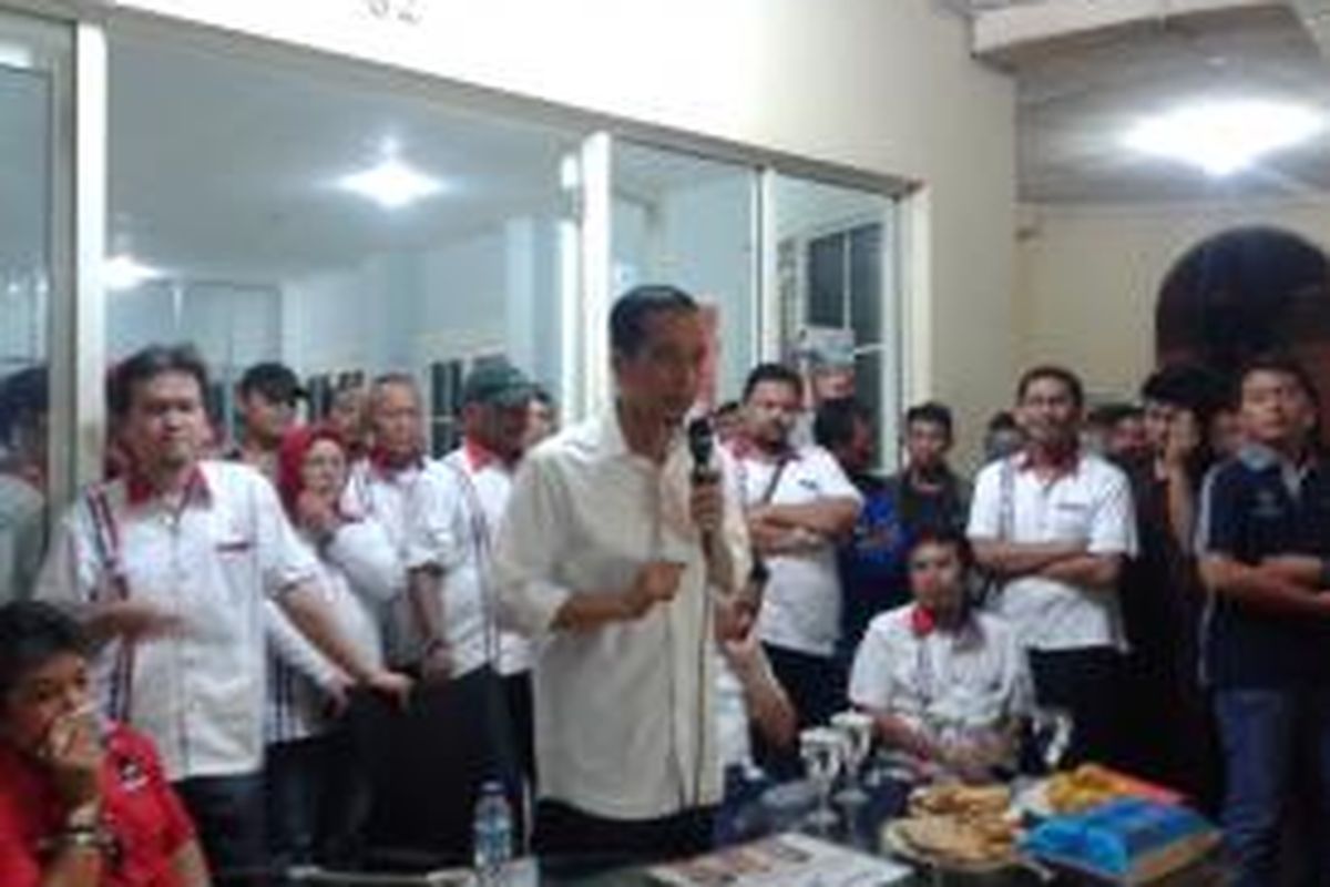 Joko Widodo saat menjadi pembicara dan membagi pengalamannya saat masa kampanye Pilkada DKI Jakarta 2012 di hadapan relawan Miing-Ratno di Karawaci, Tangerang, Rabu (21/8/2013)