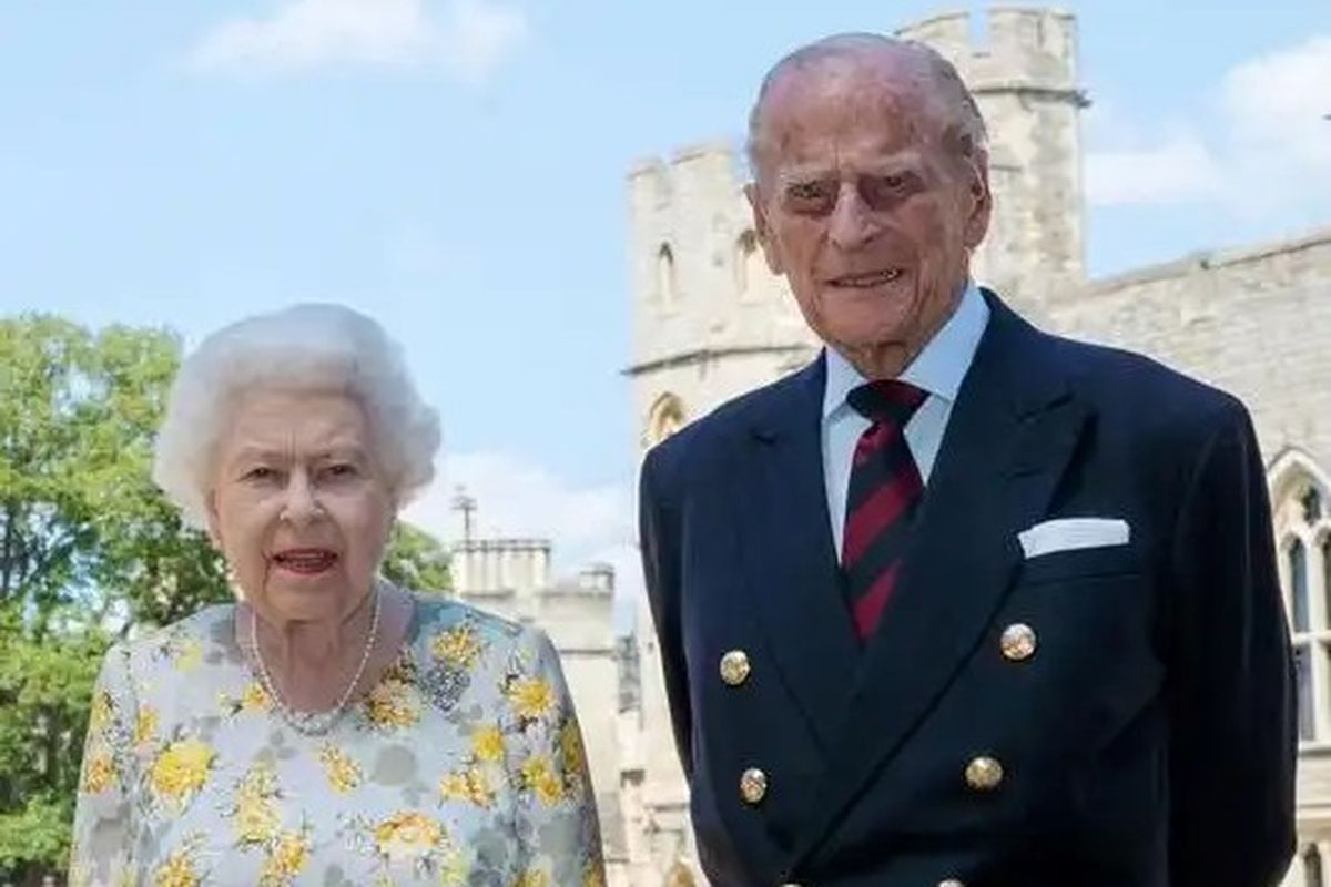 Ratu Elizabeth II bersama Pangeran Philip. Foto ini merupakan foto terbaru yang dirilis Istana Buckinghan bertepatan dengan ulang tahun ke-99 Pangeran Philip.