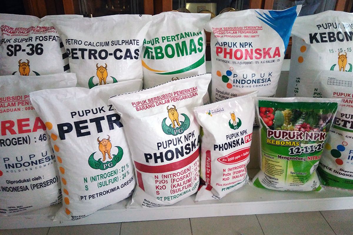 Beberapa produk pupuk yang dihasilkan PT. Petrokimia Gresik.