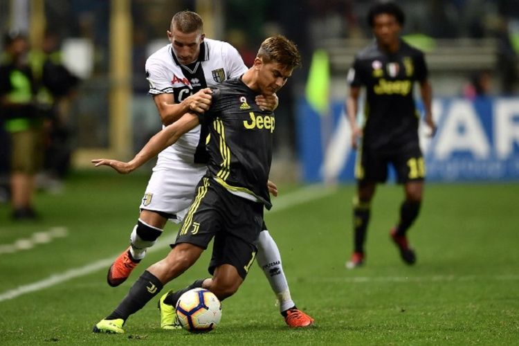 Penyerang Juventus, Paulo Dybala, dikawal gelandang Parma, Antonino Barilla, saat kedua tim bertandingan di Stadion Ennio Tardini, 1 September 2018. 