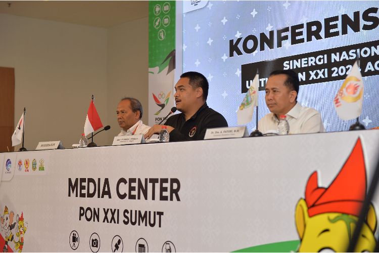 Pj Gubernur Sumatera Utara (Sumut) Agus Fatoni mendampingi Menteri Pemuda dan Olahraga Dito Ariotejo pada Konferensi Pers mengenai pelaksanaan PON XXI 2024 Aceh-Sumut di Media Center Utama PON XXI Sumut, Medan, Jumat (13/9/2024)