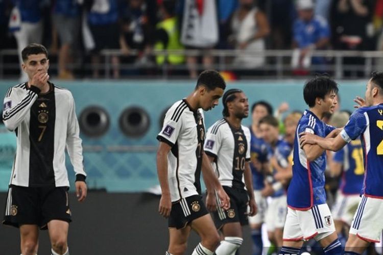 Reaksi gelandang Jerman Kai Havertz (kiri) usai gawang timnya dibobol pemaij Jepang pada laga matchday pertama Grup E Piala Dunia 2022 di Khalifa International Stadium, Doha, Qatar, Rabu (23/11/2022).