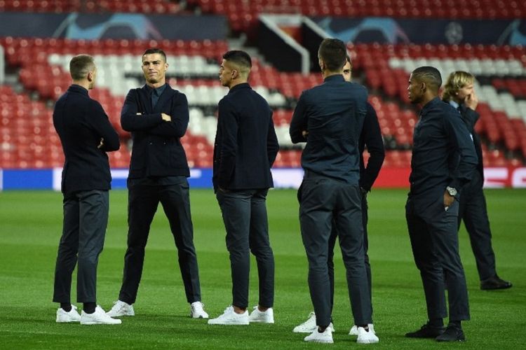 Cristiano Ronaldo dkk menjajal rumput lapangan Stadion Old Trafford jelang pertandingan Manchester United vs Juventus dalam lanjutan Liga Champions, 22 Oktober 2018. 