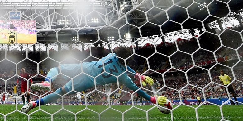 Penjaga gawang Meksiko, Guillermo Ochoa, menghentikan bola tendangan penalti penyerang Portugal, Andre Silva (kiri), dalam pertandingan perebutan tempat ketiga Piala Konfederasi di Spartak Stadium, Moscow, Minggu (2/7/2017).