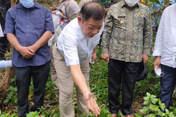 Menteri Perencanaan Pembangunan Nasional Suharso Monoarfa saat menabur tanah di lokasi titik bakal Istana Negara yang baru di Penajam Paser Utara, Kalimantan Timur, Senin (12/4/2021). Hal ini dilakukan sebagai simbolis pembangunan di titik lokasi bakal Istana Negara.