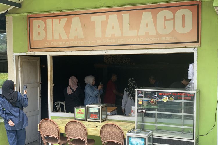 Kue neraka rasa surga telah lama disematkan pada bika talago, camilan khas Koto Baru, Kabupaten Tanah Datar, Sumatera Barat.