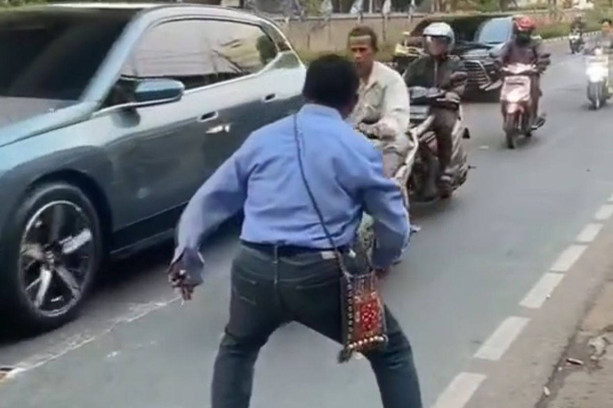 Tangkapan layar seorang pria bergaya necis kedapatan mengganggu pengendara di kawasan Mampang Prapatan, Jakarta Selatan, Rabu (13/9/2023) 