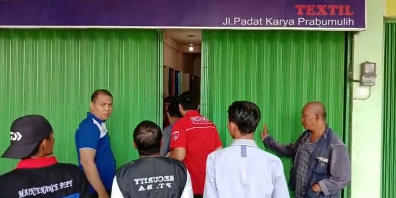Warga dan polisi mendatangi Toko Tekstil Zahwa di Jalan Padat Karya Kecamatan Prabumulih Timur Prabumulih setelah terjadi persitiwa perampokan dan penyekapan terhadap penjaga toko dan seorang bayi anak pemilik toko pada Kamis (20/2/2020) pagi.