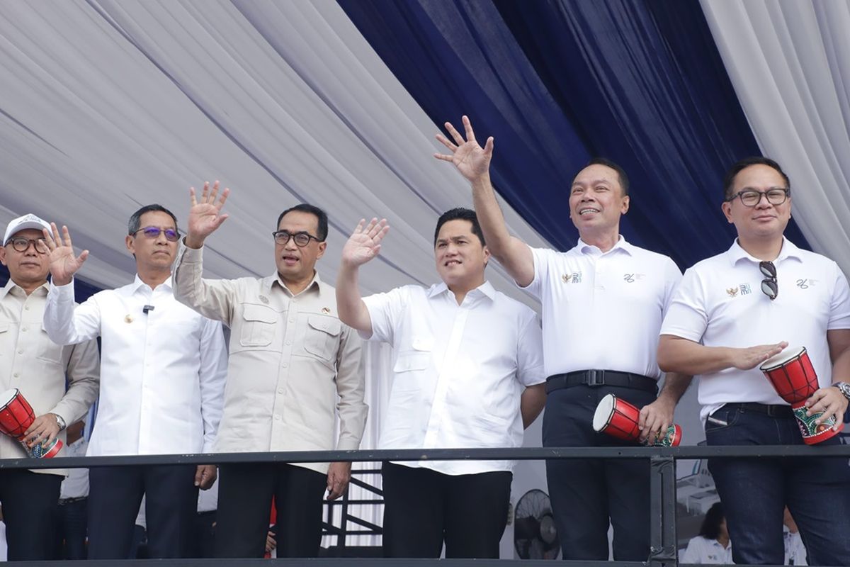 Menteri BUMN Erick Thohir bersama Menhub Budi Karya Sumadi, Direktur Utama (Dirut) Jasa Raharja Rivan A Purwantono, dan Pj Gubernur DKI Jakarta Heru Budi Hartono melepas keberangkatan hampir 100.000 peserta mudik gratis dalam program Mudik Bersama BUMN di Silang Monas, Jumat (5/4/2024).