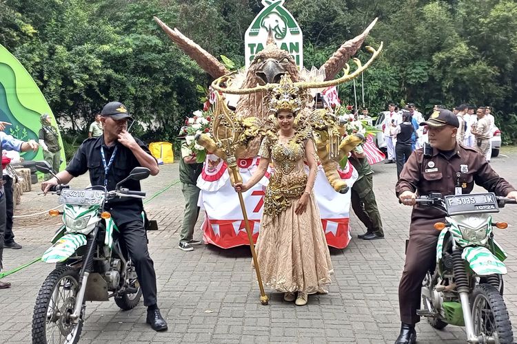 Ratusan peserta atau pengunjung Taman Safari Indonesia, Bogor, Jawa Barat, larut dalam kegembiraan saat mengikuti parade budaya dan satwa untuk memeriahkan HUT ke-78 RI.