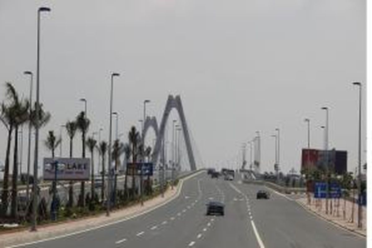 Nhat Tân Bridge merupakan jembatan kabel yang melintasi Sungai Merah di Hanoi, diresmikan pada tanggal 4 Januari 2015. Jembatan ini merupakan bagian dari enam jalur jalan raya baru yang menghubungkan Hanoi dan Bandara Internasional Noi Bai. Proyek ini didanai pinjaman Japan International Cooperation Agency ODA. Foto diambil pada Selasa (19/5/2015).