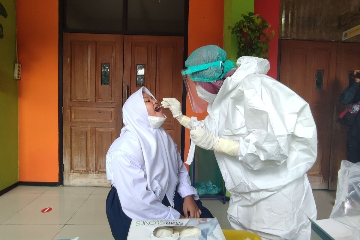 Sekolah Menengah Pertama (SMP) Negeri 85, Pondok Labu, Cilandak, Jakarta Selatan, menggelar swab PCR kepada 30 siswa pada Jumat (21/1/2022) siang. Proses rangkaian pemeriksaan kesehatan pada kelas 7 SMP Negeri 85 itu dilakukan setelah ada satu siswa yang terpapar Covid-19. 