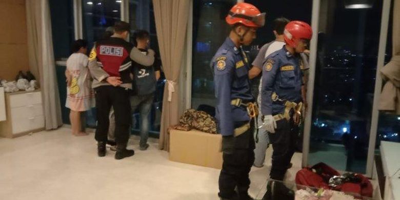 Petugas damkar Kembangan hendak mengamankan pria yang hendak akhiri hidup dari lantai 8 apartemen kawasan Puri Indah, Kembangan, Jakarta Barat pada Rabu (14/9/2022). 