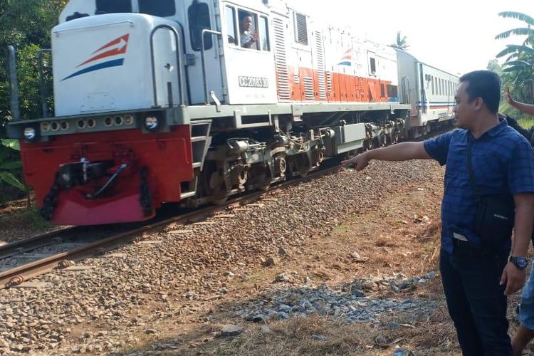 Petugas menunjukkan lokasi perlintasan kereta tanpa palang pintu yang hampir merenggut nyawa Larasandin Saputri (17), warga Desa Banjarwaru, Kecamatan Nusawungu, Cilacap, Jawa Tengah, Minggu (23/6/2019). 