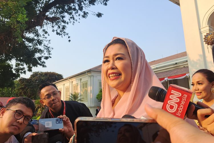 Putri Presiden keempat Republik Indonesia Abdurrahman Wahid, Yenny Wahid, saat ditemui di halaman Istana Merdeka, Jakarta, Kamis (17/8/2023) 