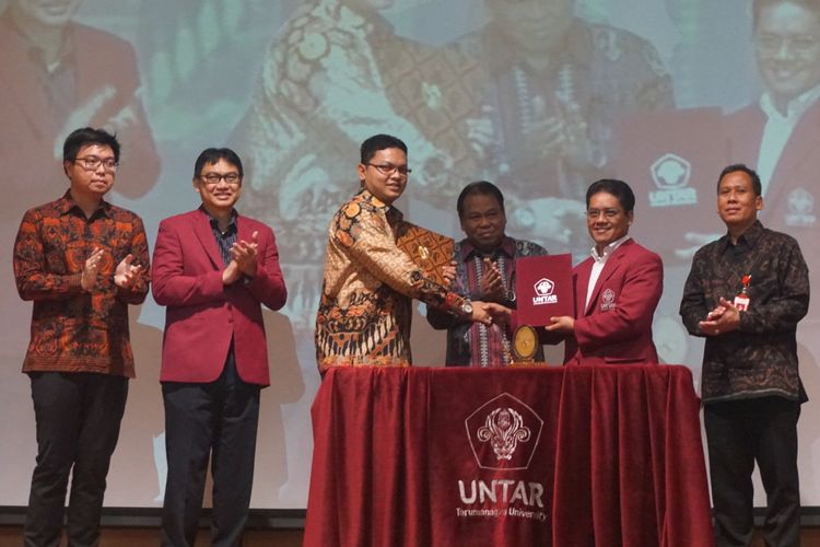 Rektor Universitas Tarumanegara, Agustinus Purna Irawan bersama pihak Mahkamah Konstitusi.